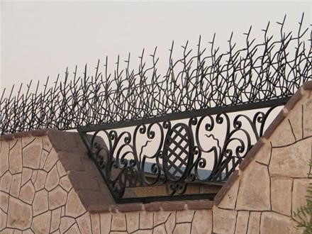 نرده کشی روی دیوار | حفاظ کشی روی دیوار | نصاب حفاظ برای دیوار